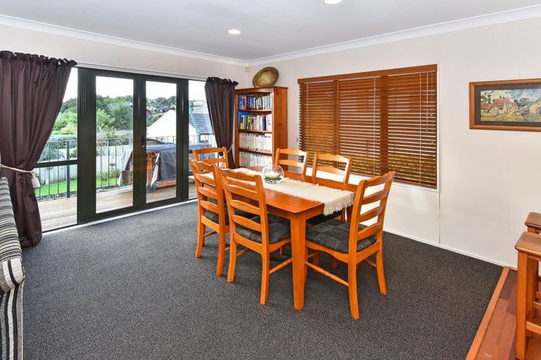 Photo of property in 1/7 Ribbonwood Crescent, Goodwood Heights, Auckland, 2105