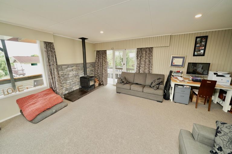 Photo of property in 4 D'urville Place, Kelvin Grove, Palmerston North, 4414