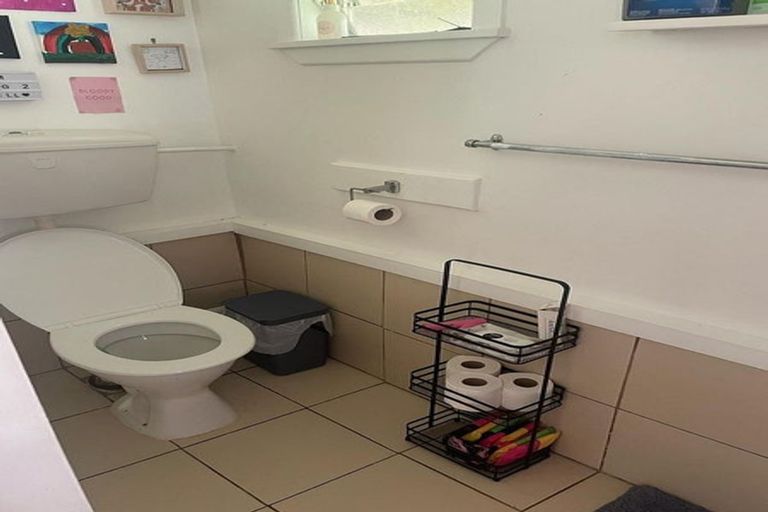 Photo of property in 2/119 Carlisle Road, Northcross, Auckland, 0632