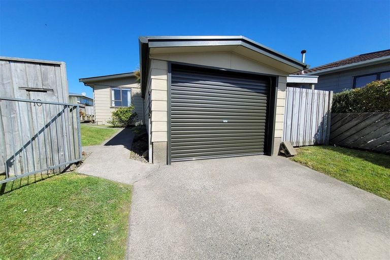 Photo of property in 10 Bayswater Place, Newlands, Wellington, 6037