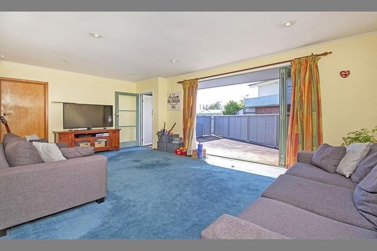 Photo of property in 85 Gloria Avenue, Te Atatu Peninsula, Auckland, 0610
