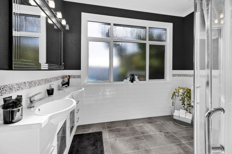 Photo of property in 330 South Road, Hawera, 4610