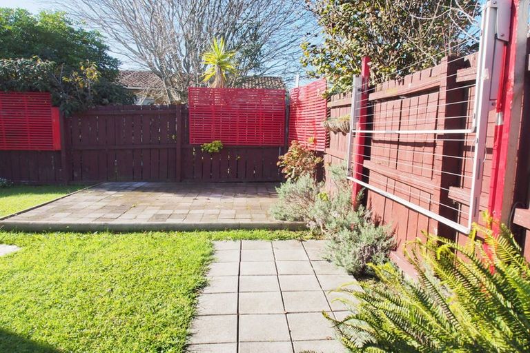 Photo of property in 8 Katrina Place, Massey, Auckland, 0614