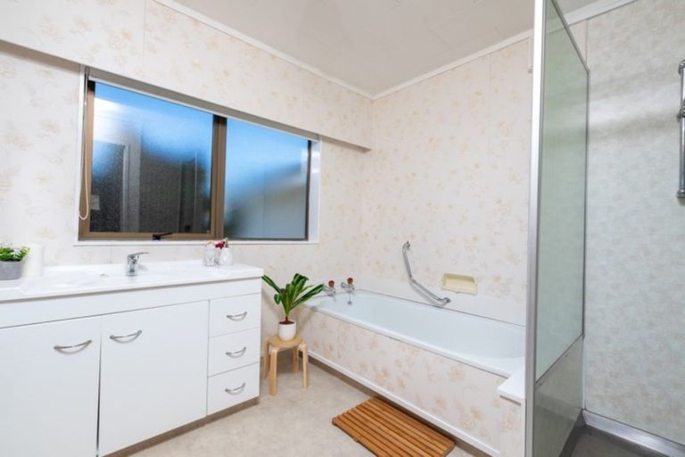 Photo of property in 1 Rewarewa Crescent, Waikanae, 5036