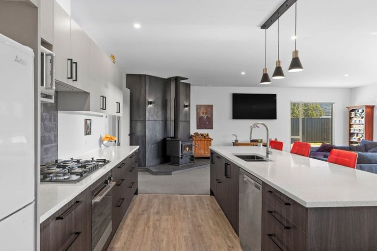 Photo of property in 16 Isthmus Place, Lake Hawea, Wanaka, 9382