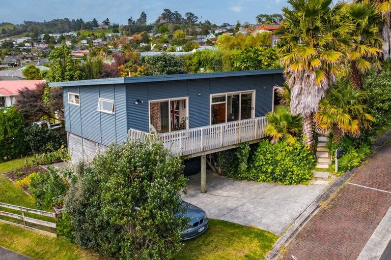 Photo of property in 5 Empressa Heights, Helensville, 0800