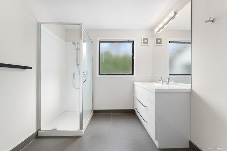 Photo of property in 4 Raphael Place, West Harbour, Auckland, 0618