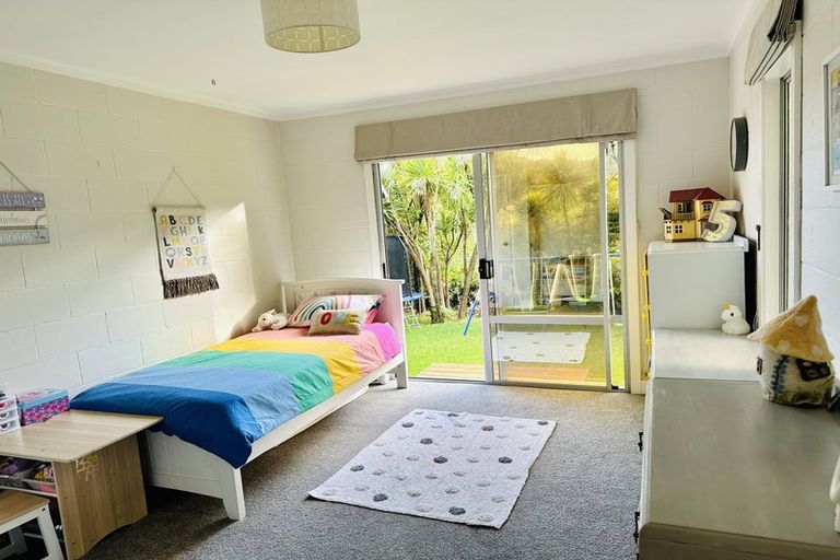 Photo of property in 8 Pendrell Road, Piha, New Lynn, 0772