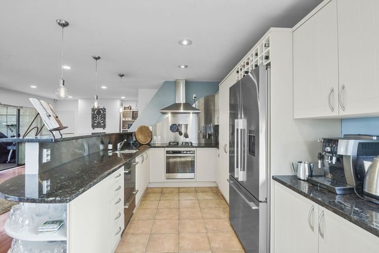 Photo of property in 1/66 Browns Bay Road, Rothesay Bay, Auckland, 0630