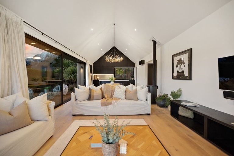 Photo of property in 1 Wanderer Lane, Jacks Point, Queenstown, 9371