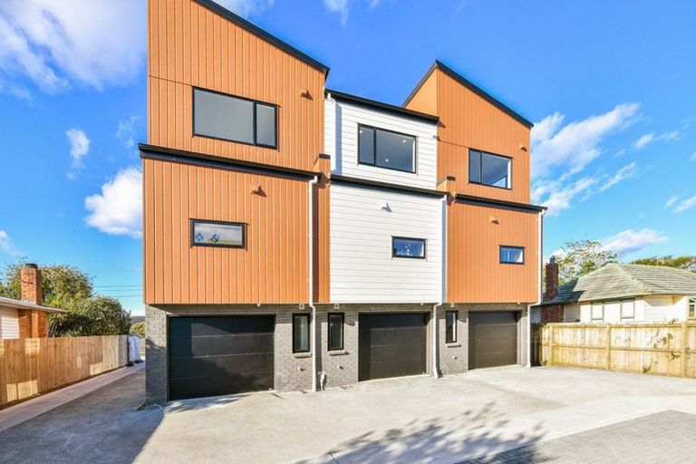 Photo of property in 2/644 Te Atatu Road, Te Atatu Peninsula, Auckland, 0610