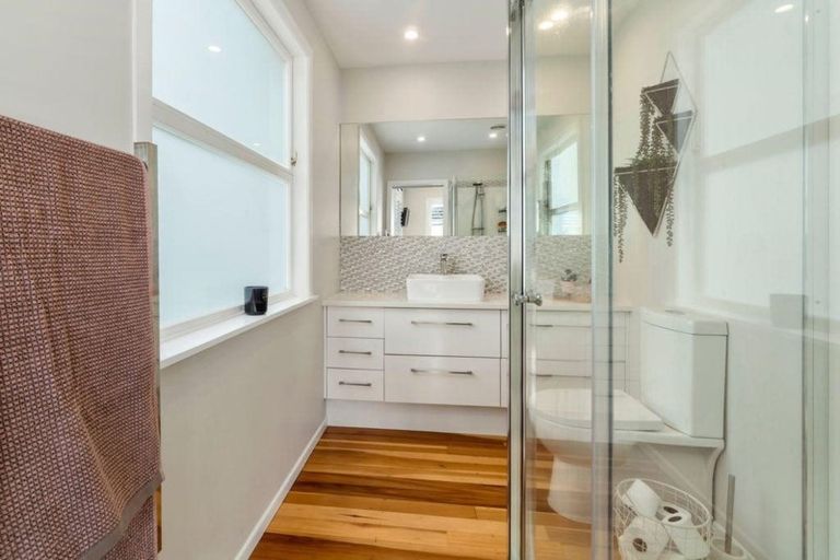 Photo of property in 27 Taioma Crescent, Te Atatu Peninsula, Auckland, 0610