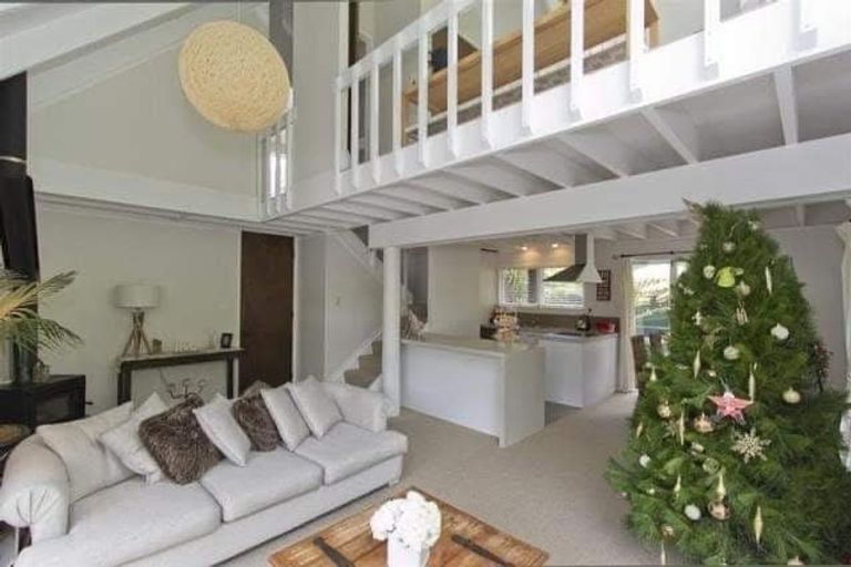 Photo of property in 2/16 Colonial Road, Birkenhead, Auckland, 0626