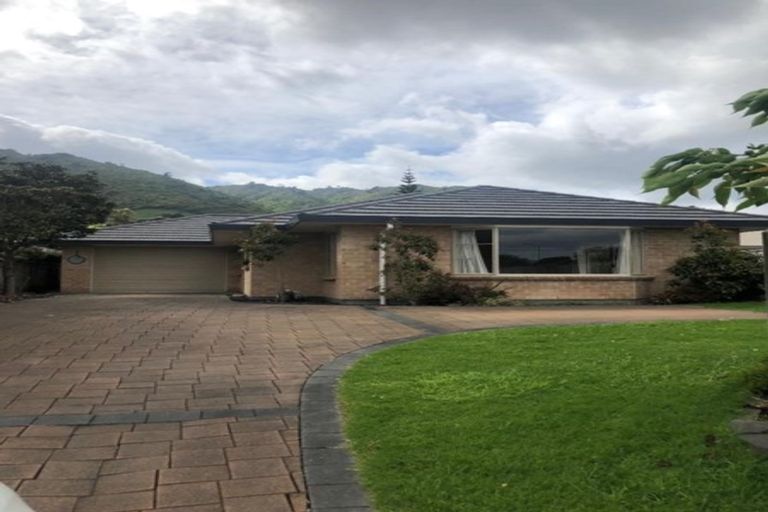 Photo of property in 17 Balmerino Grove, Waikanae, 5036