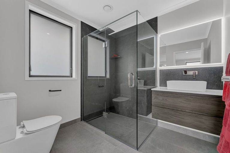 Photo of property in 2 Paapaka Way, Waiuku, 2123