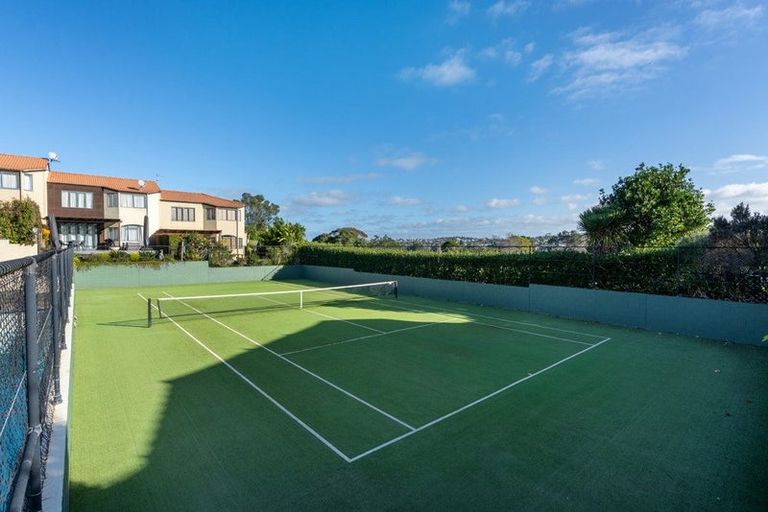 Photo of property in 10/8 Tobago Place, Sunnynook, Auckland, 0620