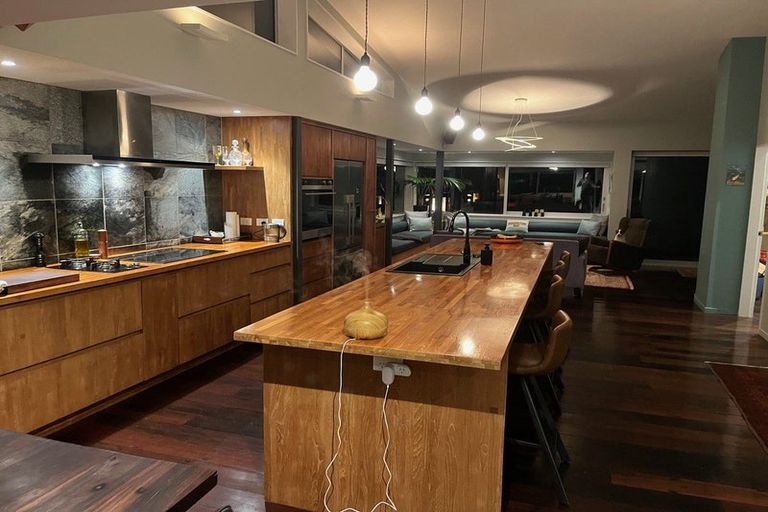 Photo of property in 10 Cave Road, Houghton Bay, Wellington, 6023