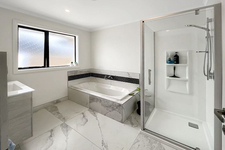 Photo of property in 104 Johnstone Drive, Fitzherbert, Palmerston North, 4410