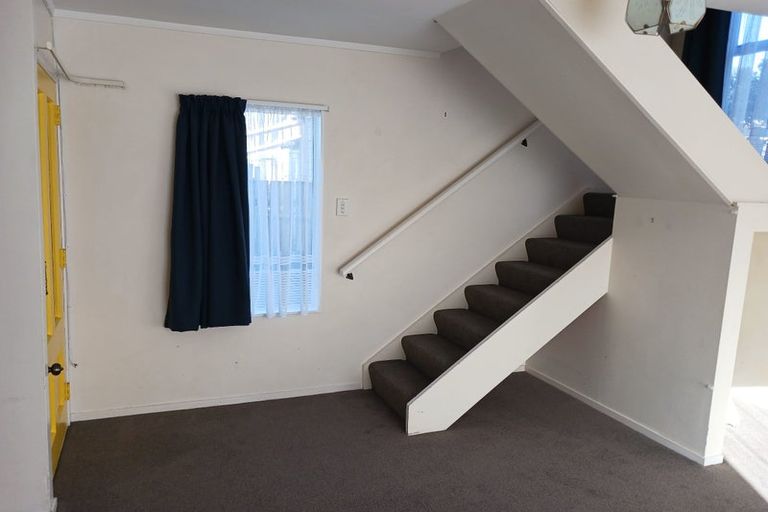 Photo of property in 2/15 Apu Crescent, Lyall Bay, Wellington, 6022