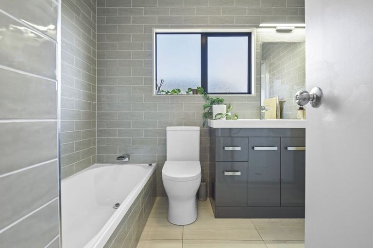 Photo of property in 1/66 Browns Bay Road, Rothesay Bay, Auckland, 0630