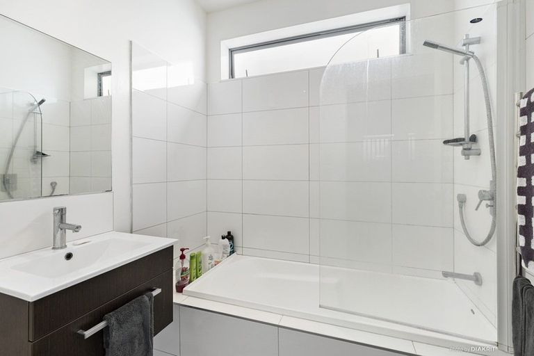 Photo of property in 71 Tiketike Way, Brooklyn, Wellington, 6021