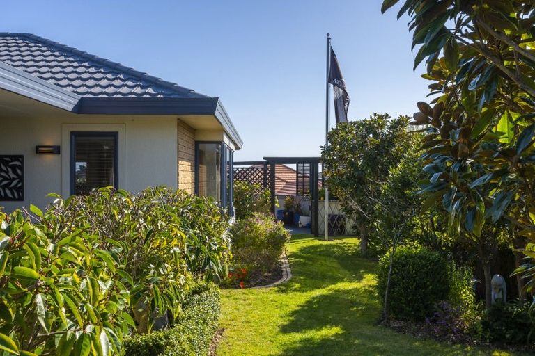 Photo of property in 32 Millennium Hill, Paraparaumu, 5032
