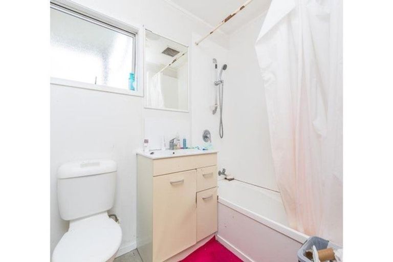 Photo of property in 2/6 Bundena Place, Clendon Park, Auckland, 2103