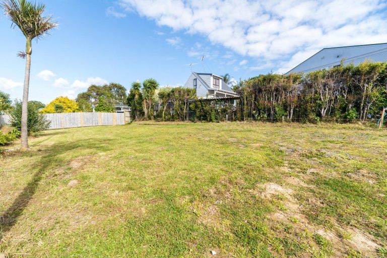 Photo of property in 75 Marine Parade, Mellons Bay, Auckland, 2014
