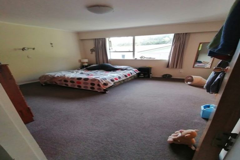 Photo of property in 32 Glanmire Road, Newlands, Wellington, 6037