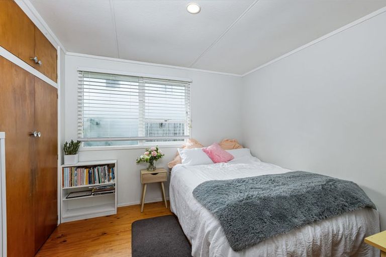 Photo of property in 11 Barker Rise, Northcross, Auckland, 0632