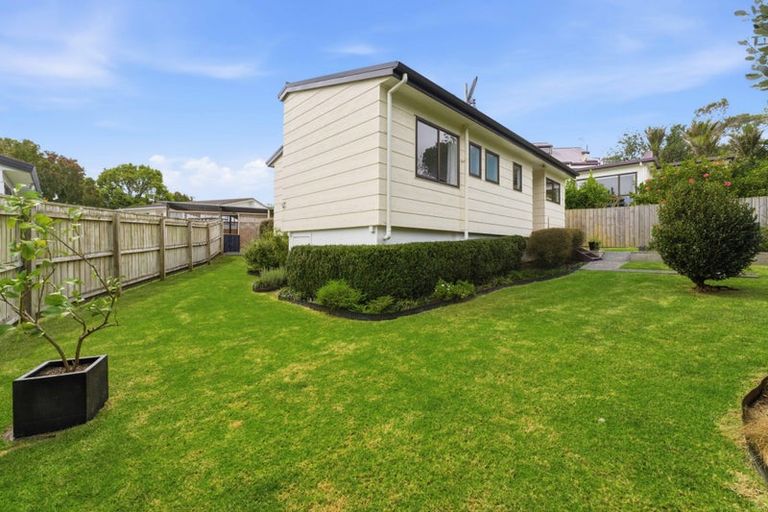 Photo of property in 2/26 Sunward Rise, Glenfield, Auckland, 0629