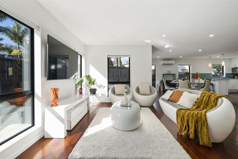Photo of property in 7a Halcombe Place, Green Bay, Auckland, 0604