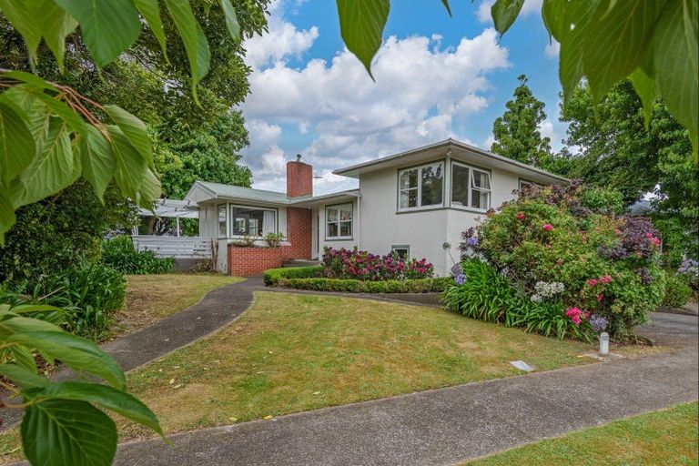 Photo of property in 15 Surrey Crescent, Hokowhitu, Palmerston North, 4410