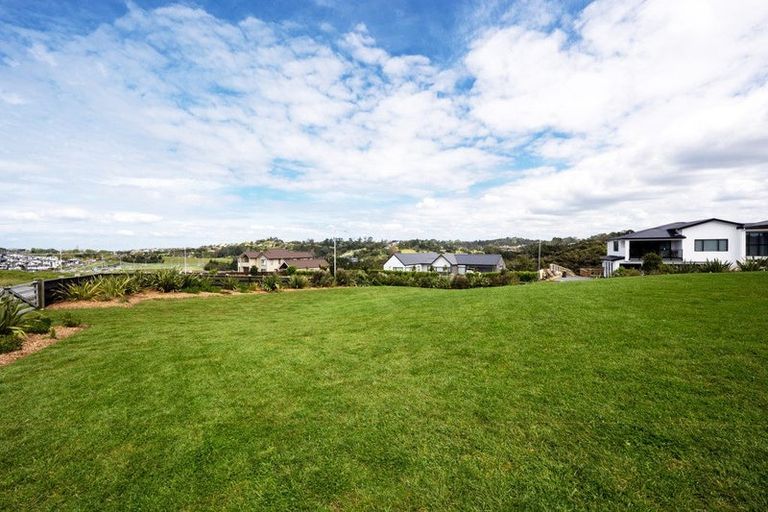 Photo of property in 9 Ridgelea Road, Long Bay, 0792