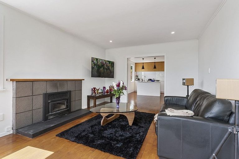 Photo of property in 4 Longfellow Parade, Glen Eden, Auckland, 0604