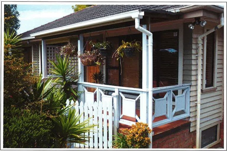 Photo of property in 154 Glenfield Road, Birkenhead, Auckland, 0626