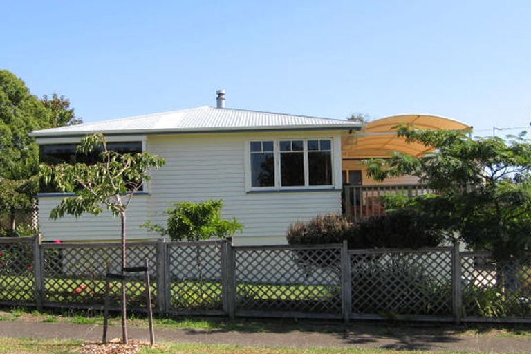 Photo of property in 2 Denyer Place, New Lynn, Auckland, 0600
