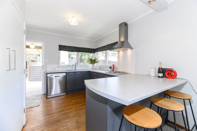 Photo of property in 2/11 Lenihan Street, Northcote, Auckland, 0627