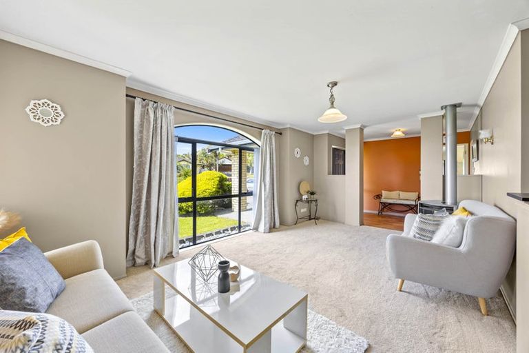 Photo of property in 19 Reybert Place, Massey, Auckland, 0614