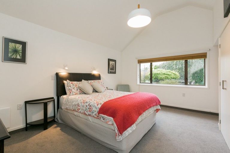 Photo of property in 2 Matthews Place, Taradale, Napier, 4112