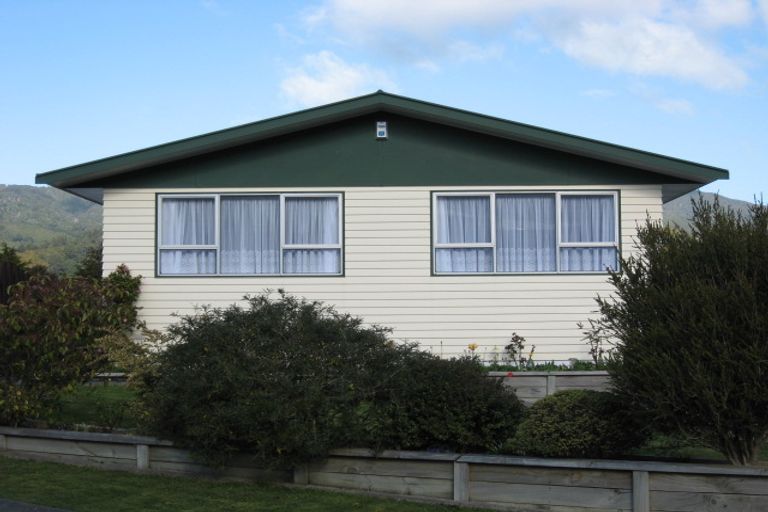 Photo of property in 6 Lincoln Grove, Wainuiomata, Lower Hutt, 5014
