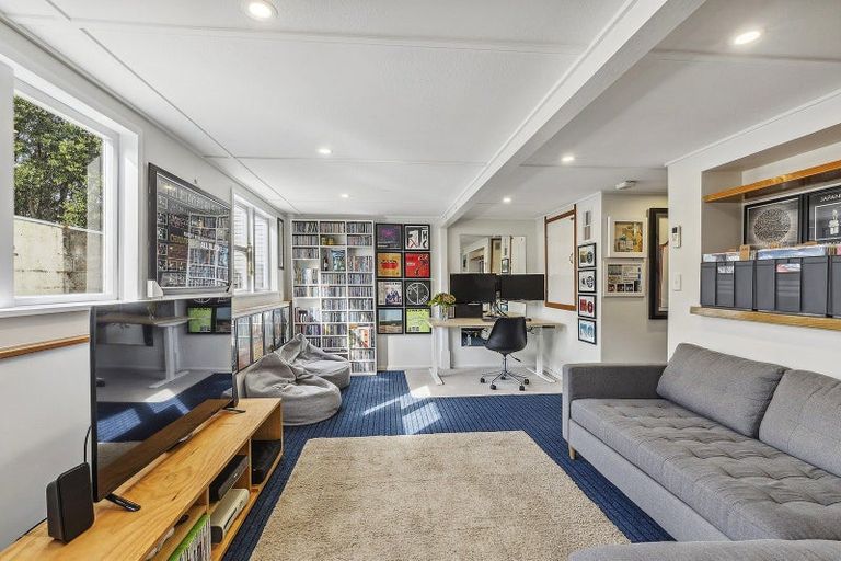 Photo of property in 21 Waikare Street, Karori, Wellington, 6012