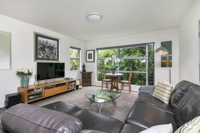 Photo of property in 150a Glenfield Road, Birkenhead, Auckland, 0626