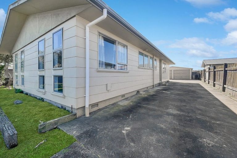 Photo of property in 11 Colonial Place, Kelvin Grove, Palmerston North, 4414