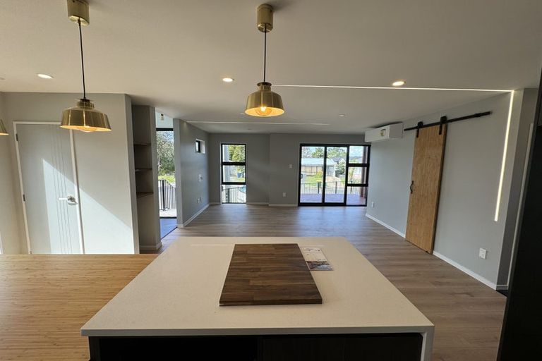 Photo of property in 2a Maunder Place, New Lynn, Auckland, 0600