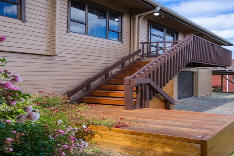 Photo of property in 98 Daffodil Street, Titirangi, Auckland, 0604