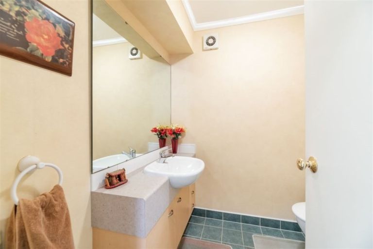 Photo of property in 10 Dainton Place, New Lynn, Auckland, 0600