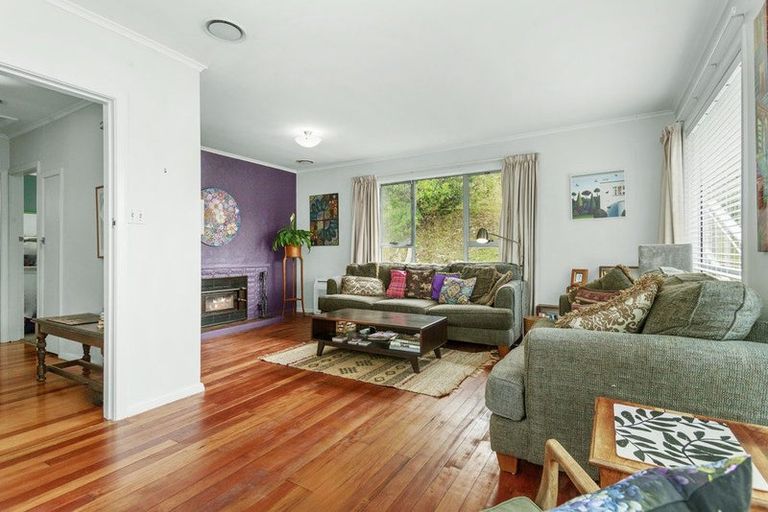 Photo of property in 27 Hampton Hill Road, Tawa, Wellington, 5028