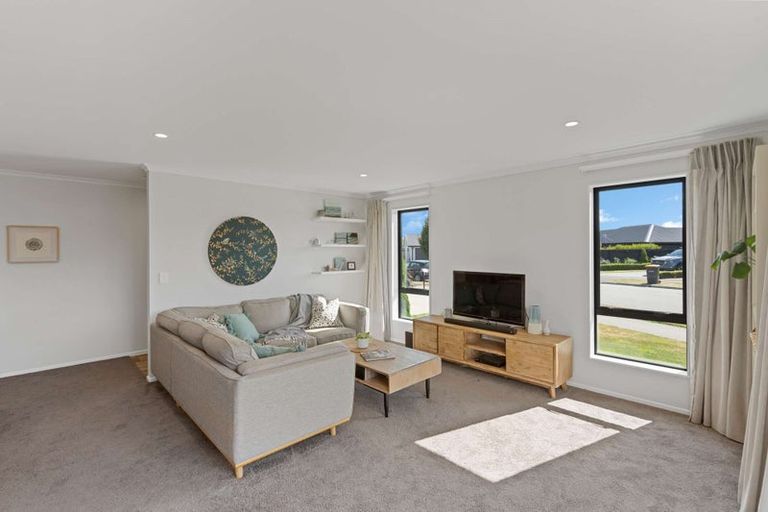 Photo of property in 16 Luxembourg Crescent, Halswell, Christchurch, 8025