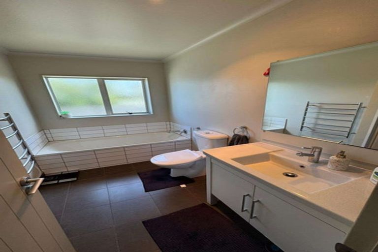 Photo of property in 50a Miles Crescent, Newlands, Wellington, 6037